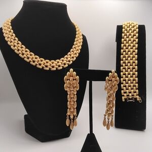 RARE FIND! Elegant VINTAGE Signed Monet Gold-tone Panther Link Jewelry Set